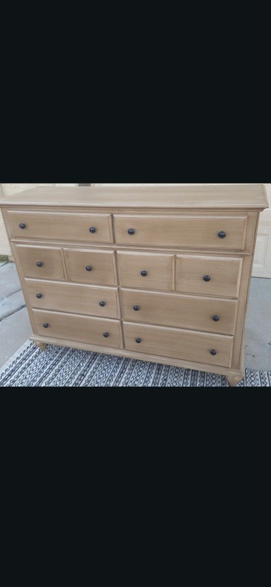 Dresser 