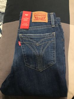 Levis 721 high rise skinny size 28 have 2 different colors