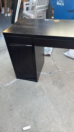 Ilea computer table