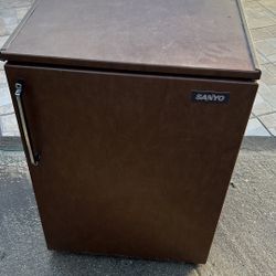 Sanyo Mini Fridge 