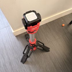 Milwaukee M12 Rocket Dual Power Tower Light