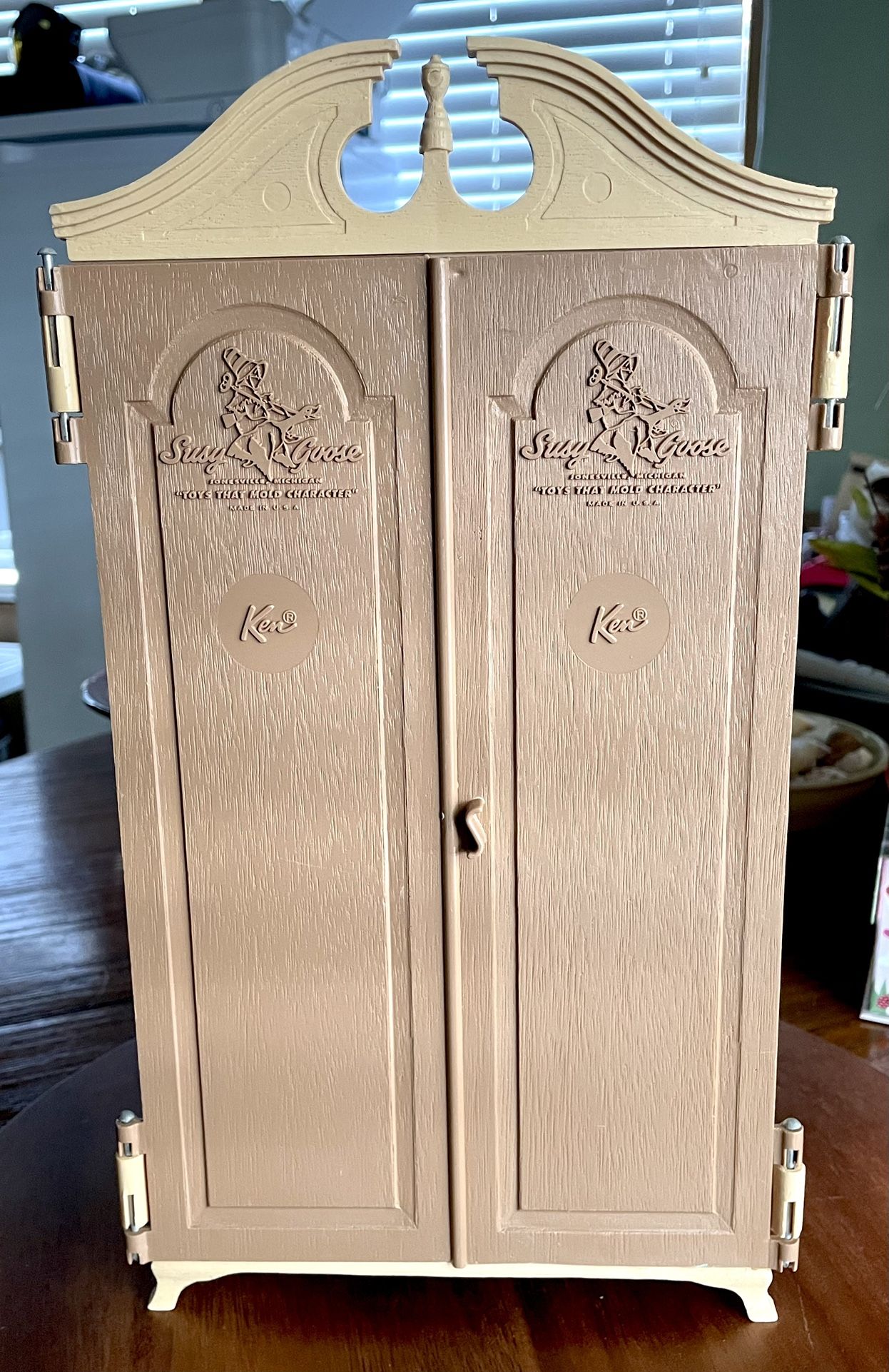 **VINTAGE** Barbie Franchise Armoir/Wardrobe/Closet - Susy Goose Designed - RARE