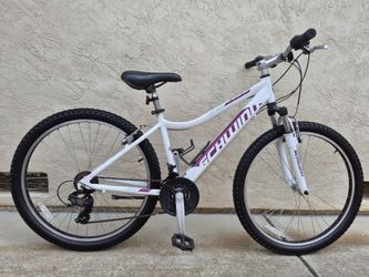 Schwinn Women's Mountain Bike 26" tires, 21 speed 3x7 Shimano. Ready to Ride!!!