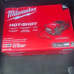 Milwaukee Hotshot M18 Lithium Ion Cordless 2000 Peak Amp Jump Starter