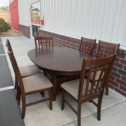 Dining room w/ 6 chairs 🪑