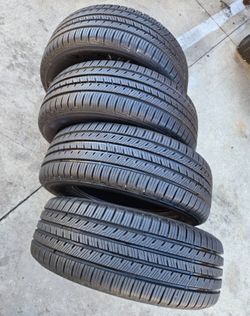 225 65 17 Yokohama con 80% de vida las 4 They all have 80% of their life remaining.