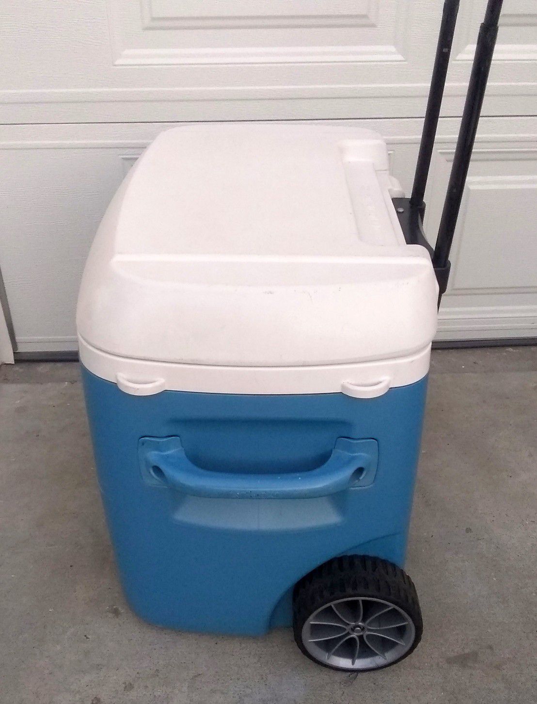 Large Igloo Cooler Ice Chest on wheels with Telescopic Handle