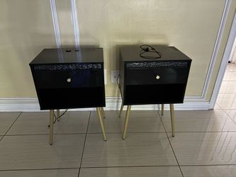 2 Nightstands/ 2mesitas $30