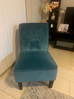 Set of 2 blue accent chairs