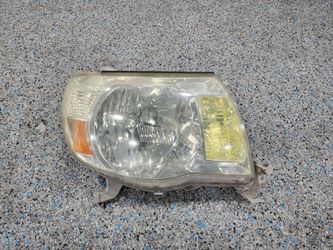2005-2011 Toyota Tacoma Headlight Oem