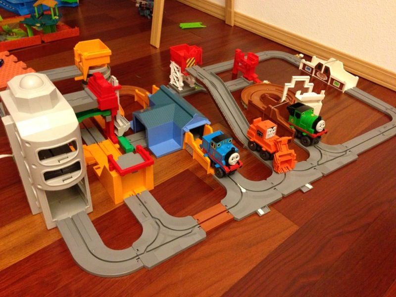 Tomy Thomas Big Loader Motorized Playset Trains Tracks