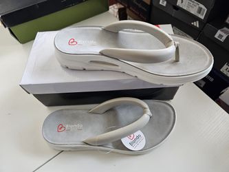 Blondo Women's Waterproof Amber Flip-Flop sandals grey size 11