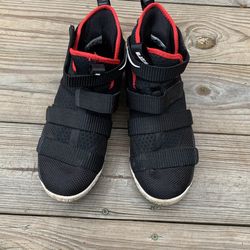 Nike Lebron James 6.5 Youth Shoes
