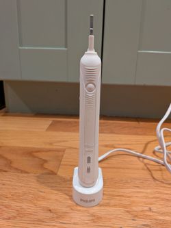 Oral-B Pro 1000 Rechargeable Electric Toothbrush, Extra Charger, 2 Brush Heads