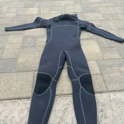 Brand new Need Essentials 3/2 Wetsuit 