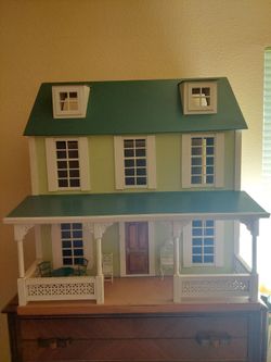Colonial Dollhouse and furniture