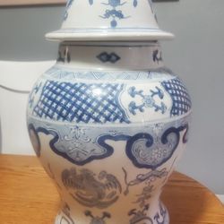 Antique Chinese Oriental Blue and White Ginger Jar  with Lid