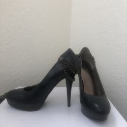 New Guess Black Leather Pumps with Decorative Chains Sz 7