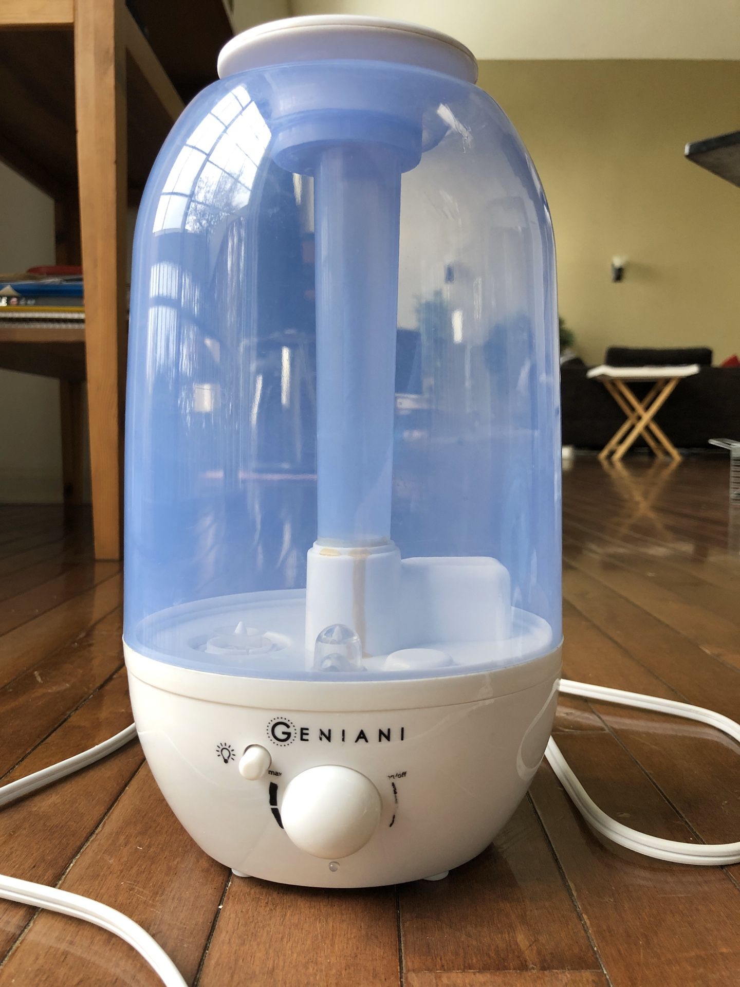 Ultrasonic Cool Mist humidifier and diffuser from Geniani, 0.6 Gallon Tank, night light