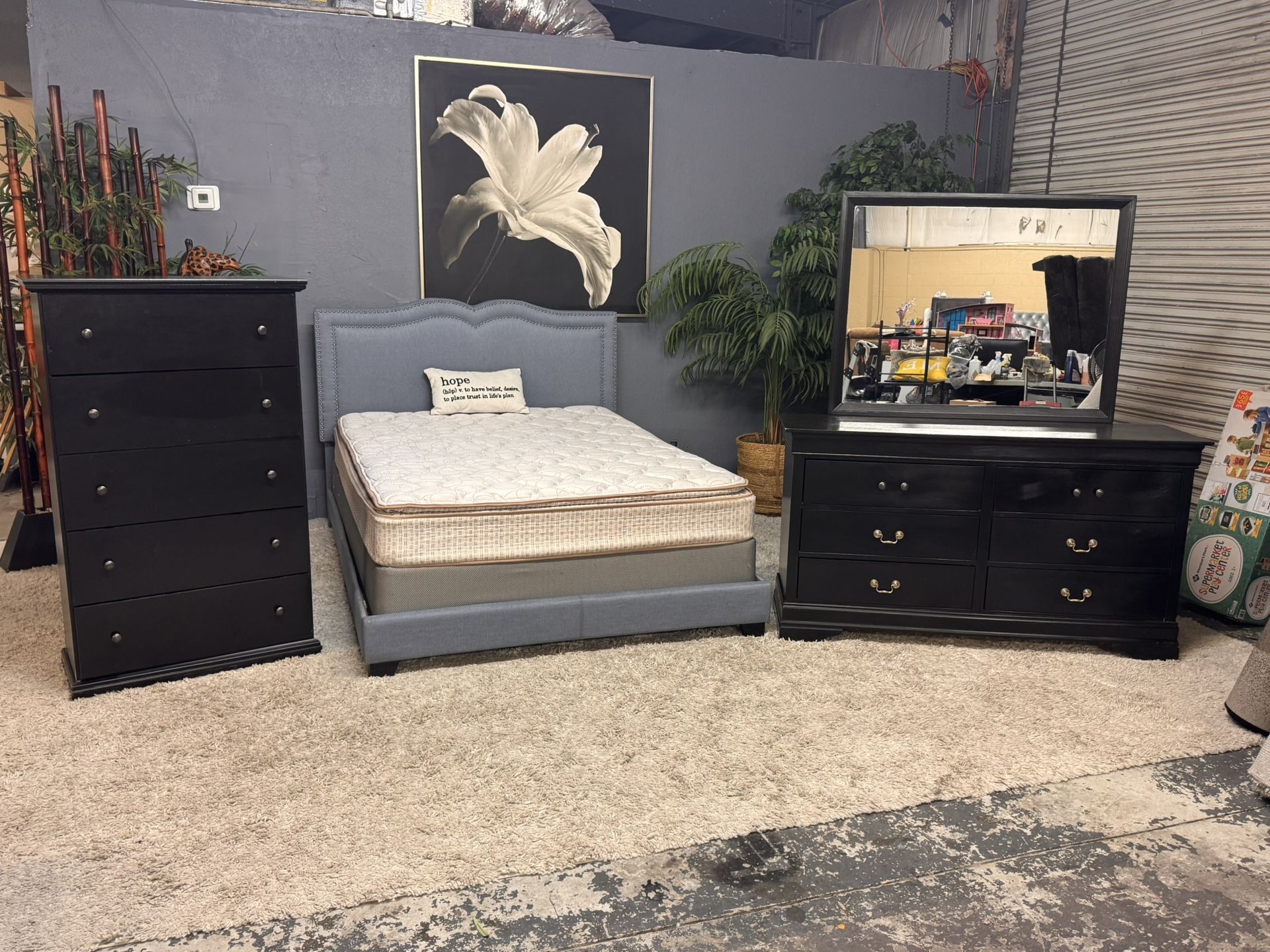Very Pretty Queen Size Bedroom Set With Mattress ✨Delivery Available 🚛