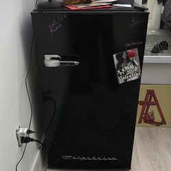 Mini fridge brand new barley use