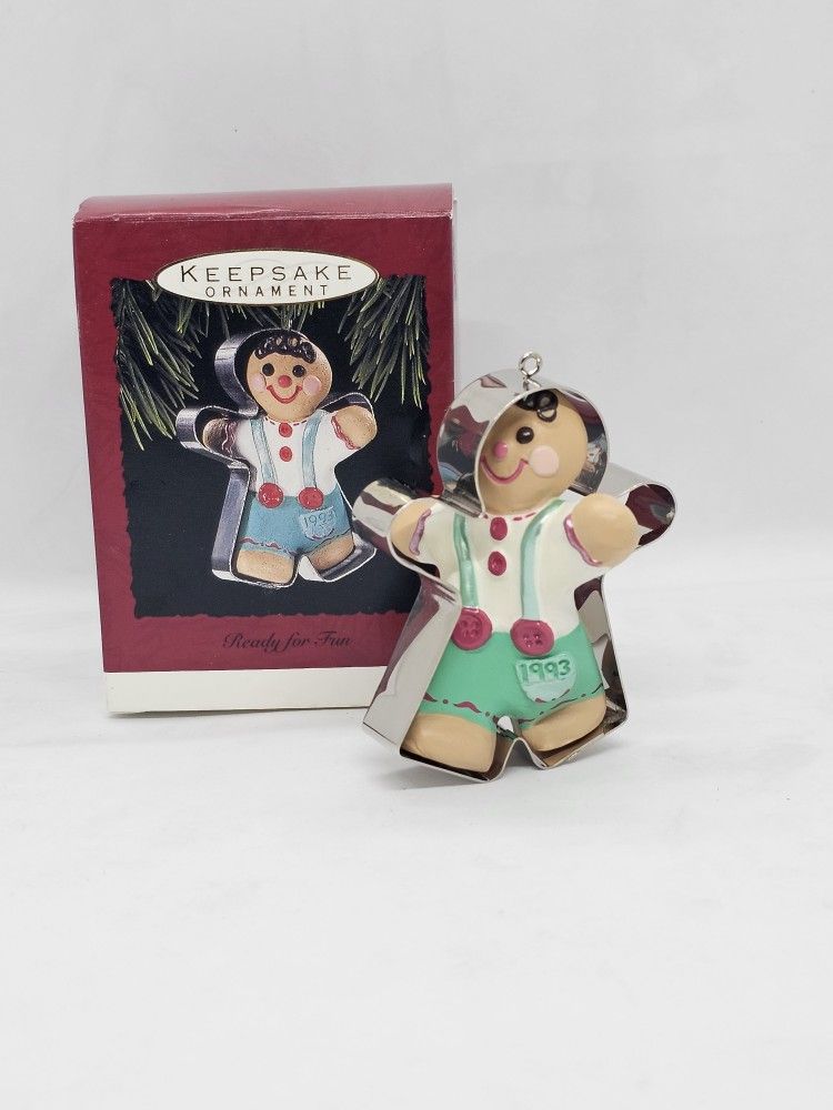 1993 Hallmark Ornament Ready For Fun Gingerbread Boy Escaping Cookie Cutter Box
HANDCRAFTED - ISSUE DATE 1993
Ornament in mint condition, kept in th