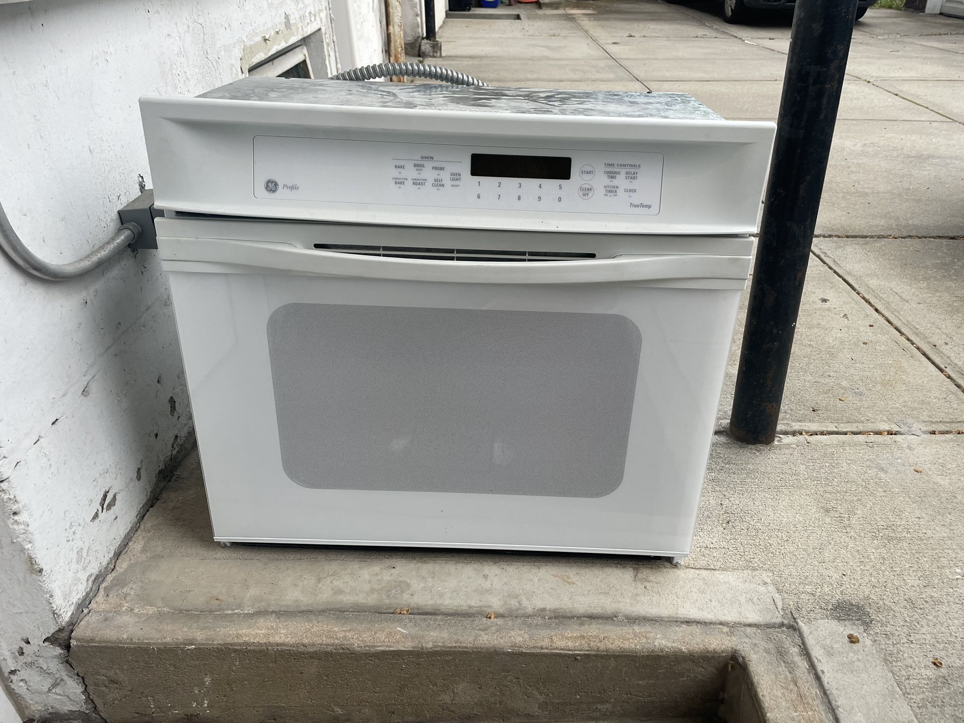 30” Electric Wall Oven Never Used