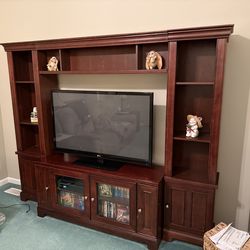 Raymour & Flanigan Entertain Center