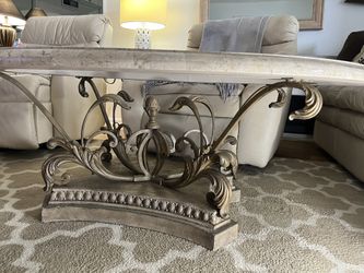 Mesita Ovalada Base En Metal bronceado, tope En Cristal. 34”X52”X20”altura (nítida).