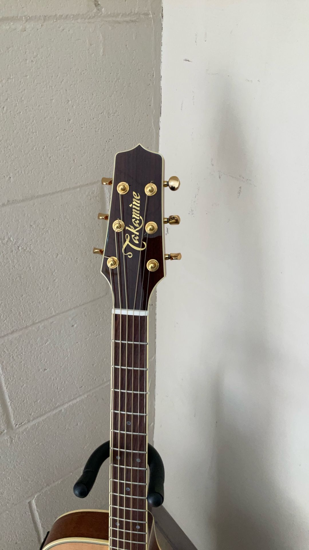 TAKAMINE TSP138CN THINLINE ACOUSTIC-ELECTRIC GUITAR W/ CASE.