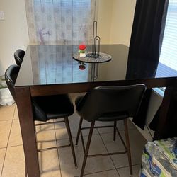 table has 4 chairs 