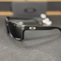 OAKLEY HOLBROOK SUN GLASSES  NEW