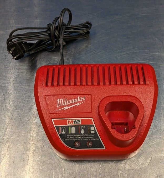 Milwaukee Charger 48-59-2401