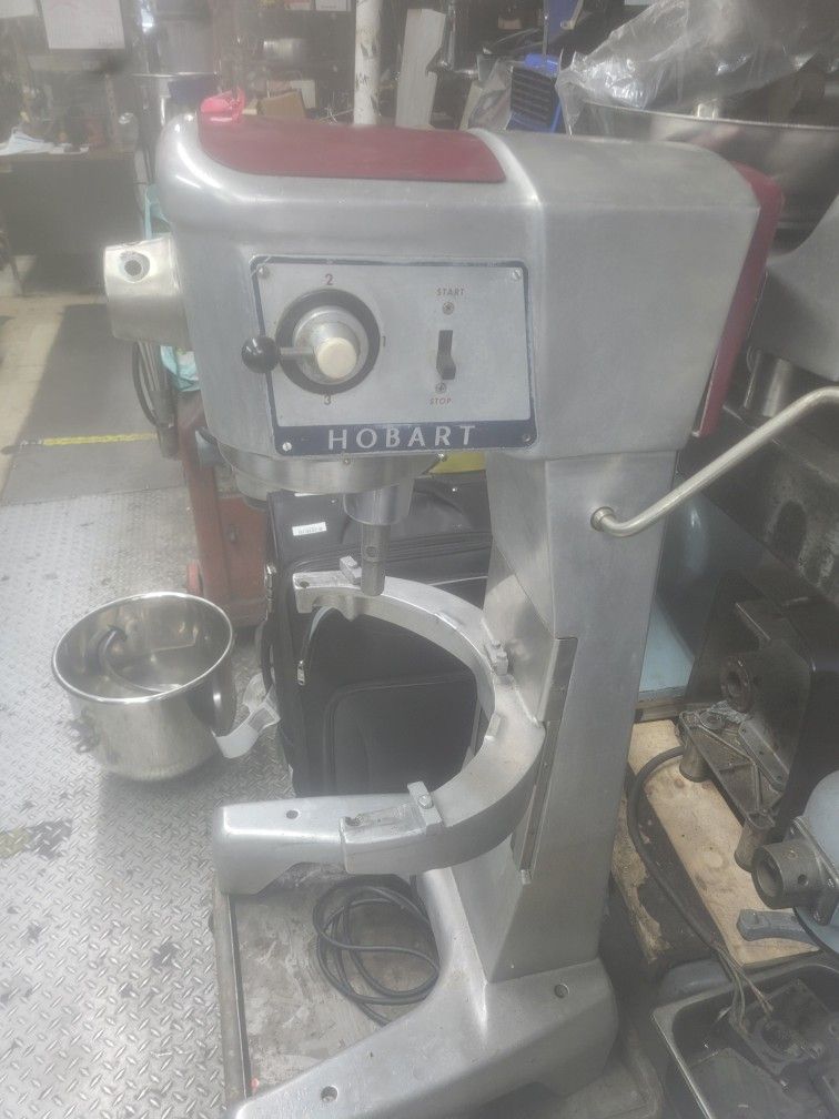 Hobart 30 Qt Mixer Come With All The Attachments [Used] 