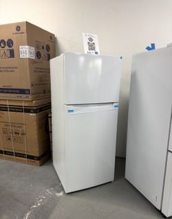 Element 18 Cubic Feet Top Freezer Refrigerator Brand New