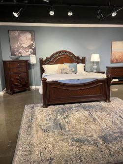 Luxury traditional w/cherry brown finish 5 pc Queen Bedroom set 