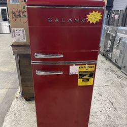 Galanz Top Freezer Refrigerator 