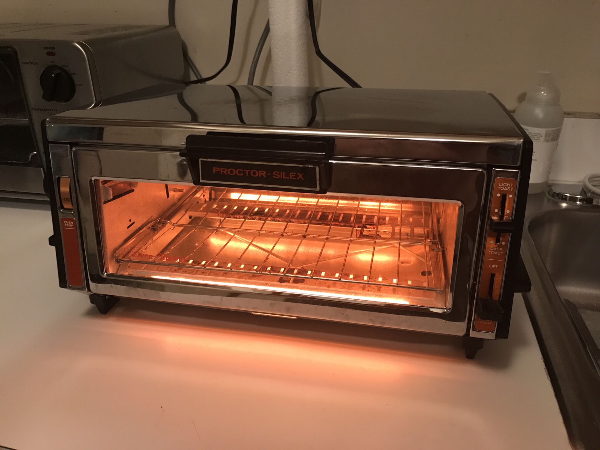 Frigidaire Professional 6-Slice Infrared Convection Toaster Oven, Stainless  Steel for Sale in Queens, NY - OfferUp