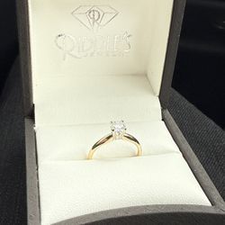 Diamond engagement ring 