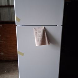 New Hotpoint 17.5 cu. ft. Top Freezer Refrigerator in White