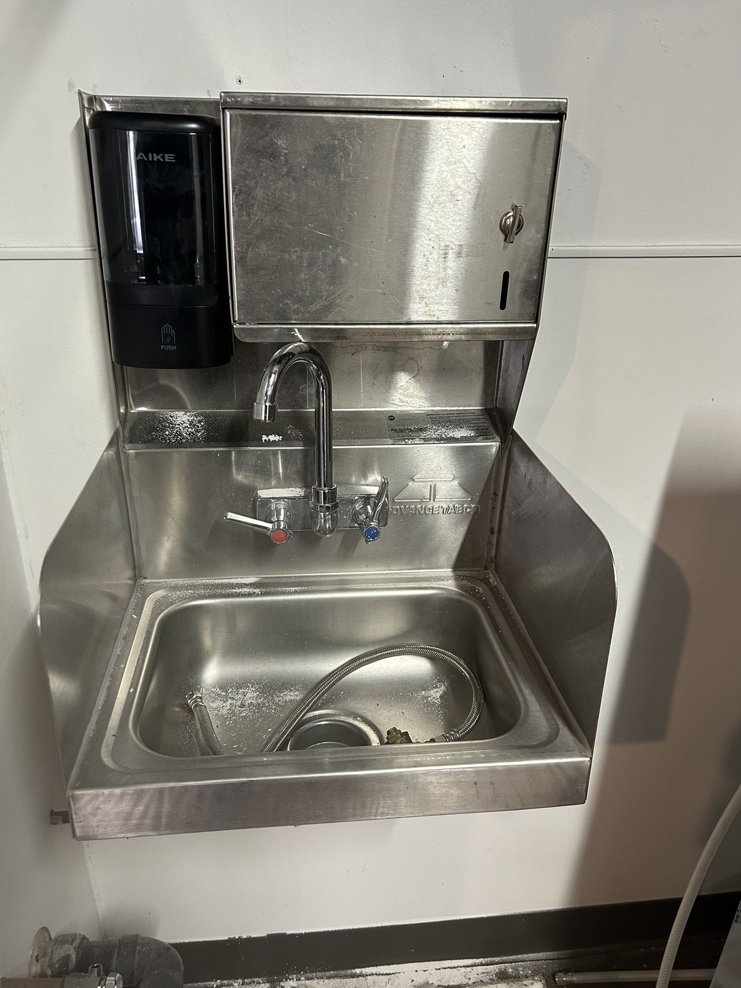 Advance Tabco 7-PS-87 Hand Sink with Splash Mounted Gooseneck Faucet, Side Splash Guards and Soap Dispenser - 17 1/4"