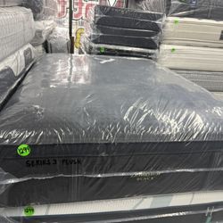 QUEEN SIZE SIMMONS BEAUTYREST BLACK SERIES 3 ( PLUSH) PILLOW TOP MATTRESS & BOX SPRING BED SET