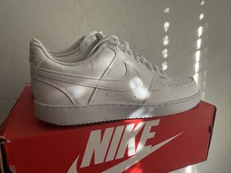 10.5 Men’s White Nikes 