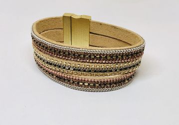 Leather bracelet with sparkles in cream and brown colors