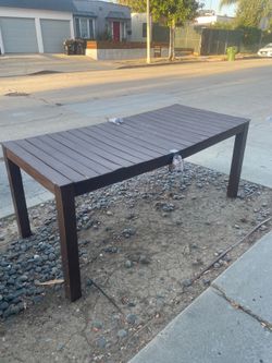 *FREE* Outdoor Patio Table (Seats 6x People)