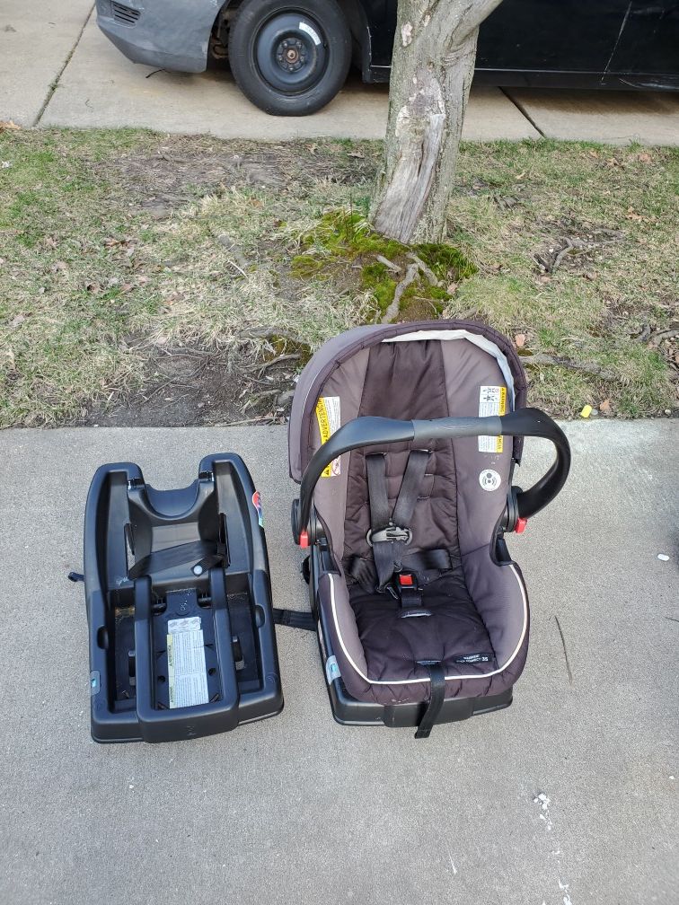Graco car seat with 2 bases