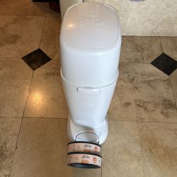 Diaper genie with 2 refil packs