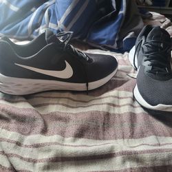 2021 Barely Used Black And White Nike Running Shoes