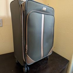 London Fog Carry-On Spinner Suitcase Expandable Clean