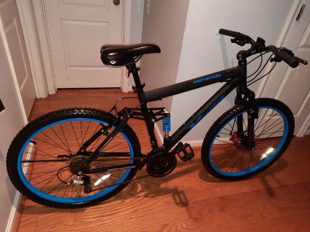 *PENDING PICKUP Genesis V2100 Aluminum Mountain Bike 26 inch 21 speed excellent condition.